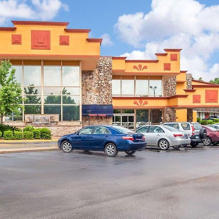 Clarion Inn & Suites University Center Auburn Bagian luar foto