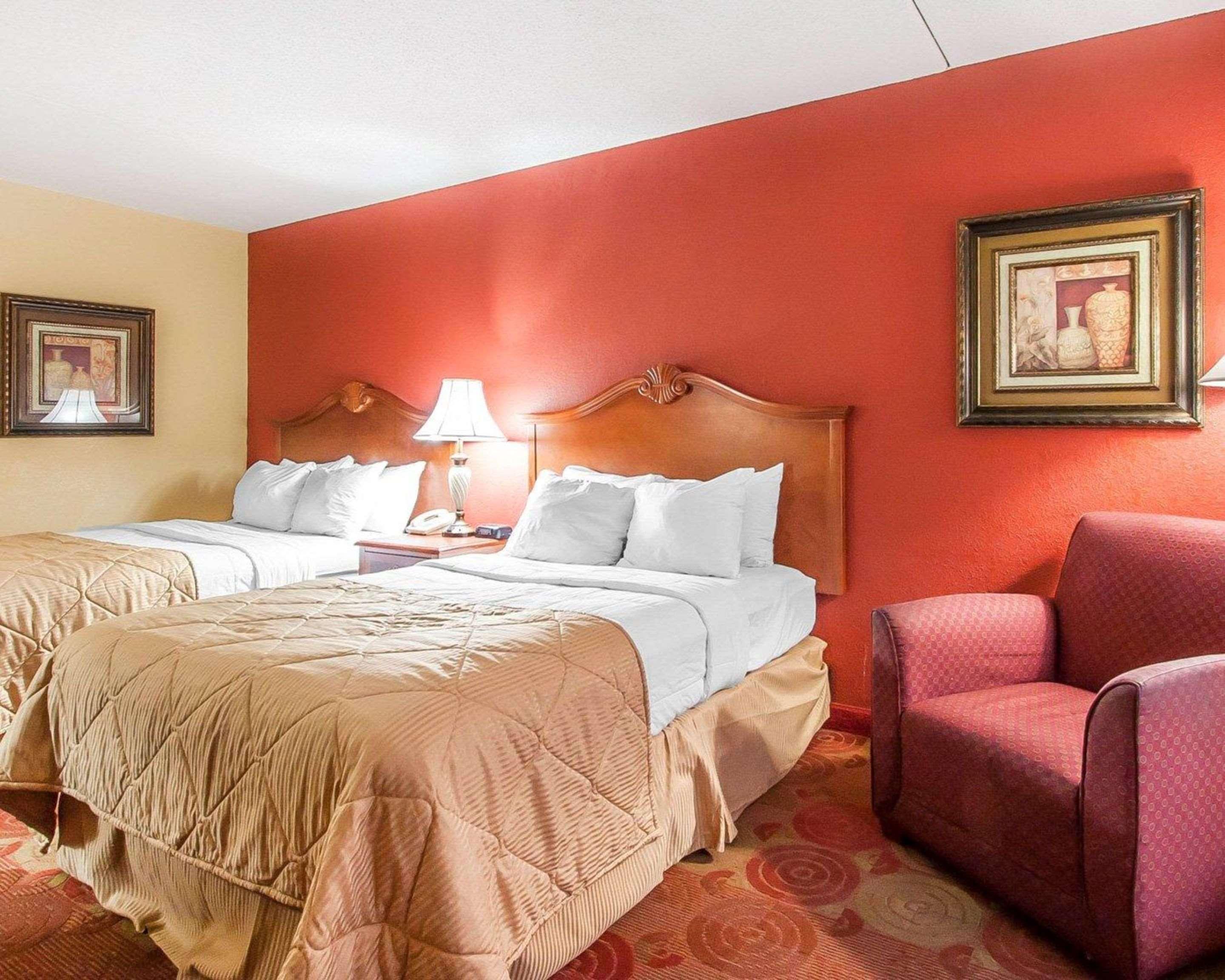 Clarion Inn & Suites University Center Auburn Bagian luar foto