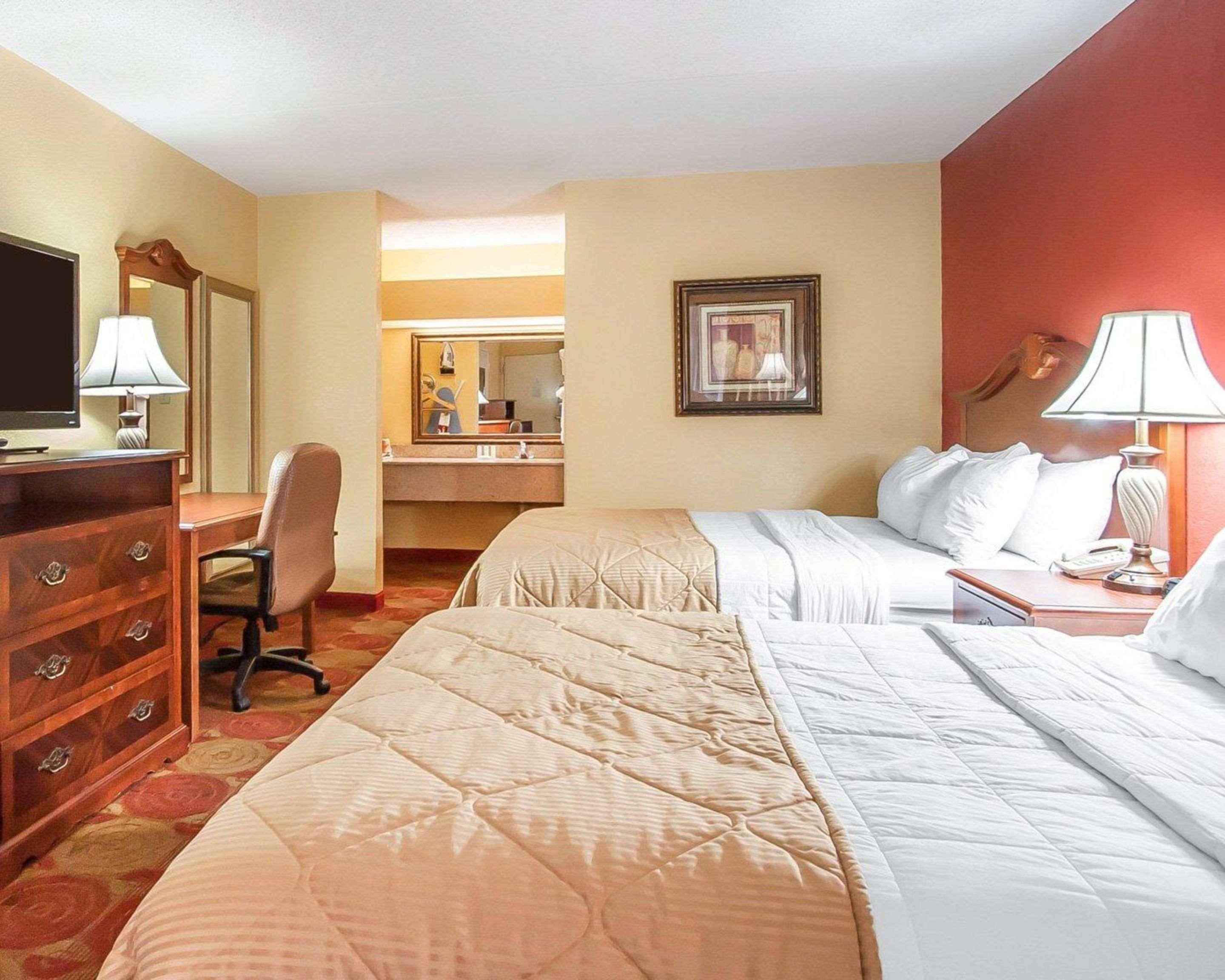 Clarion Inn & Suites University Center Auburn Bagian luar foto