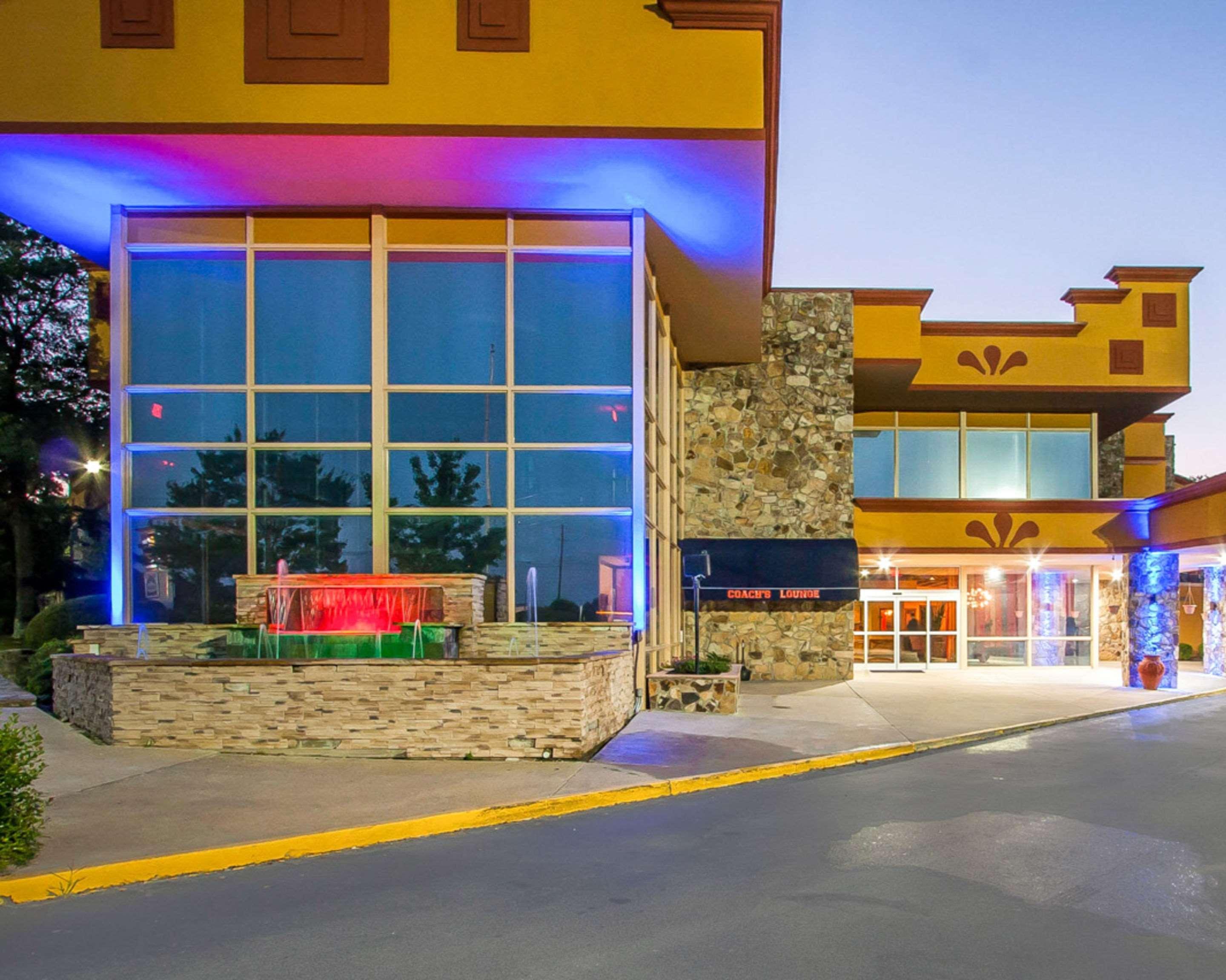 Clarion Inn & Suites University Center Auburn Bagian luar foto