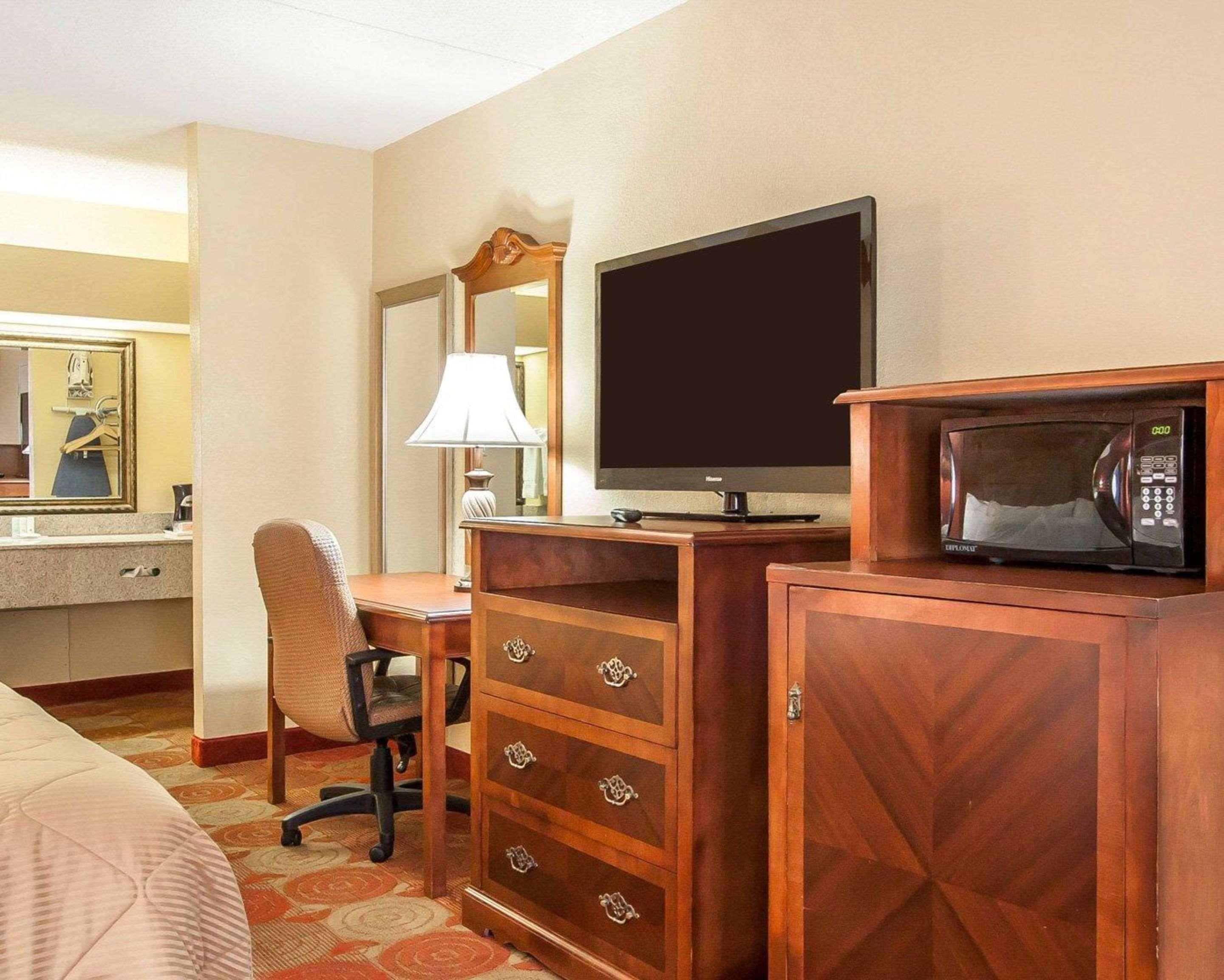 Clarion Inn & Suites University Center Auburn Bagian luar foto