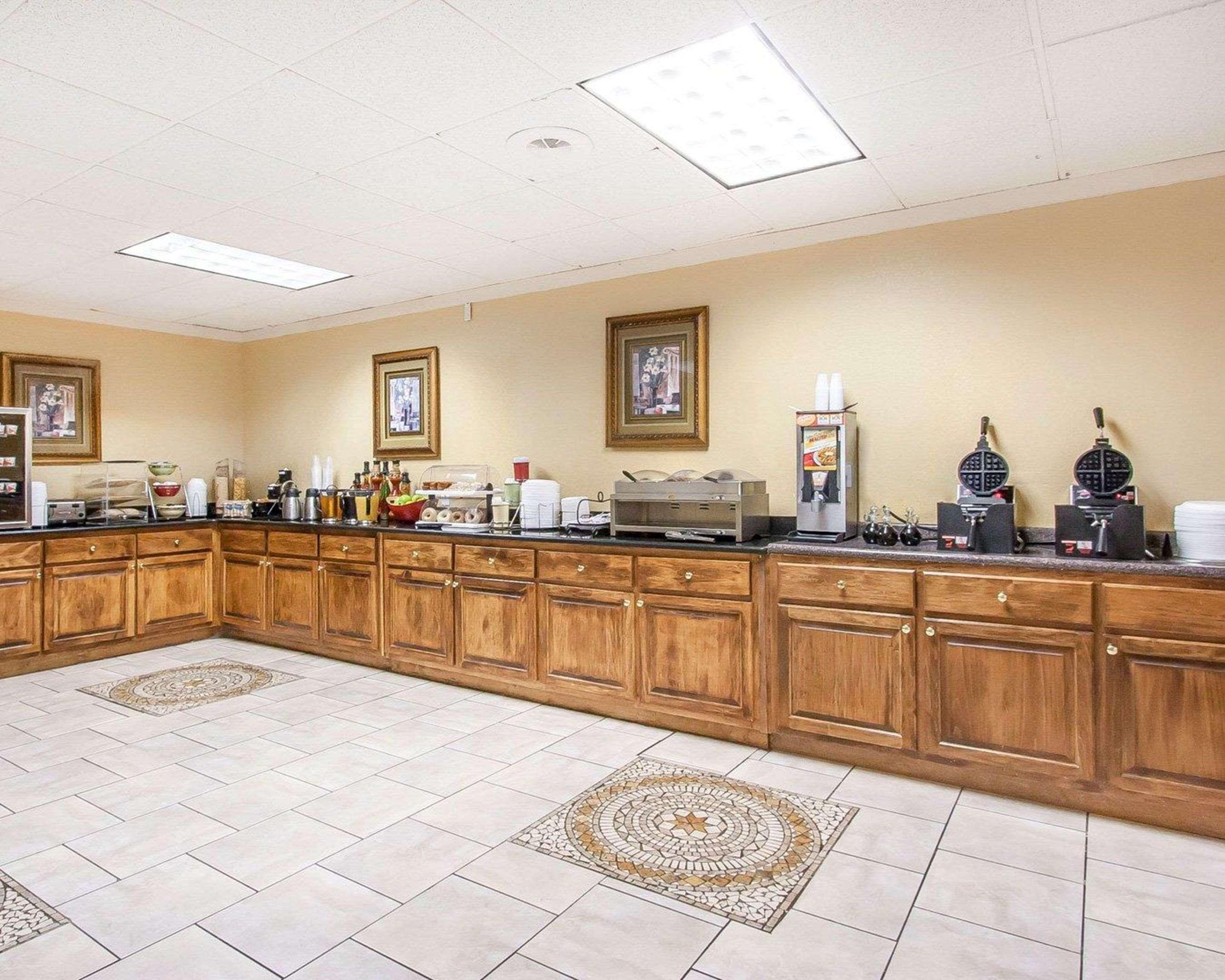 Clarion Inn & Suites University Center Auburn Bagian luar foto