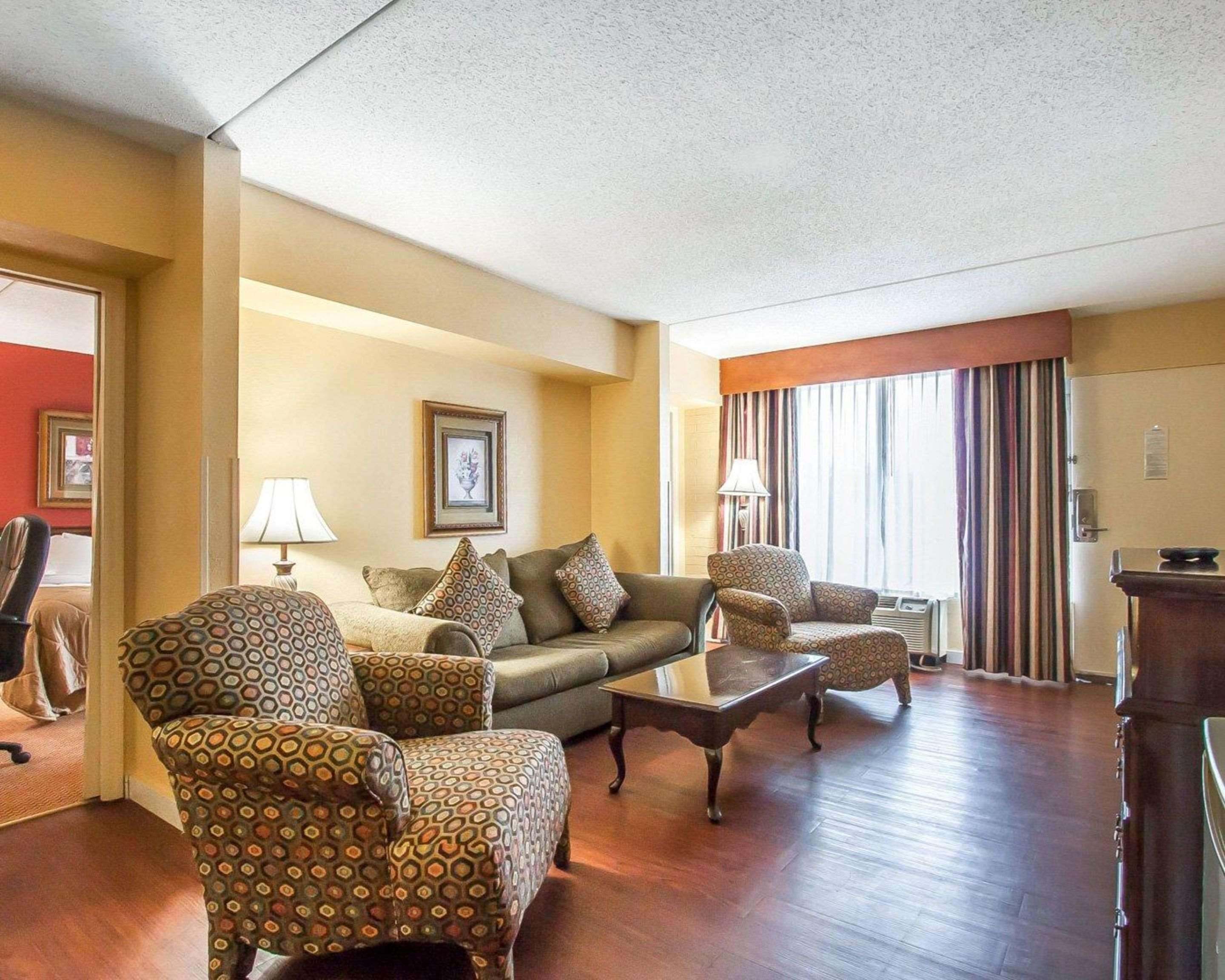 Clarion Inn & Suites University Center Auburn Bagian luar foto