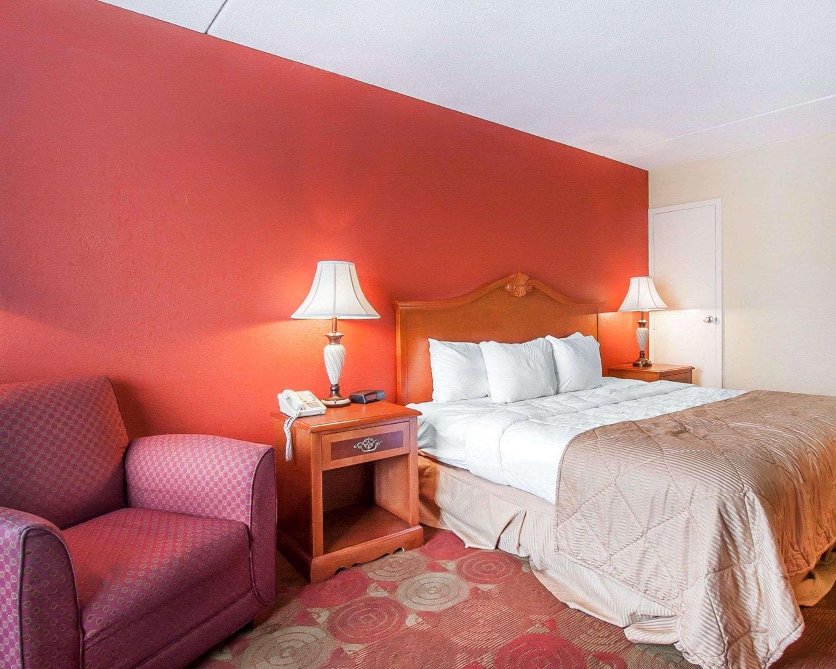 Clarion Inn & Suites University Center Auburn Bagian luar foto