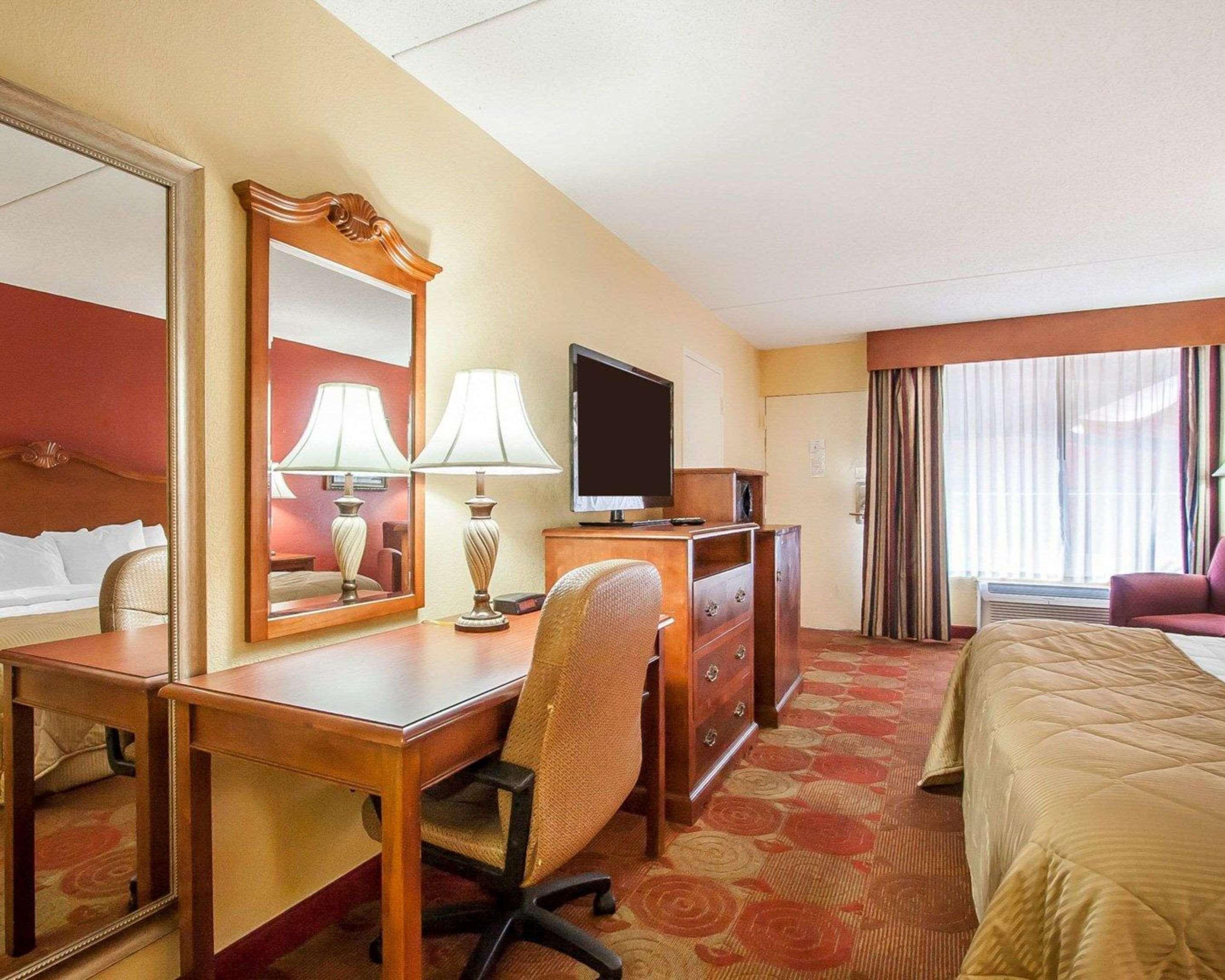 Clarion Inn & Suites University Center Auburn Bagian luar foto