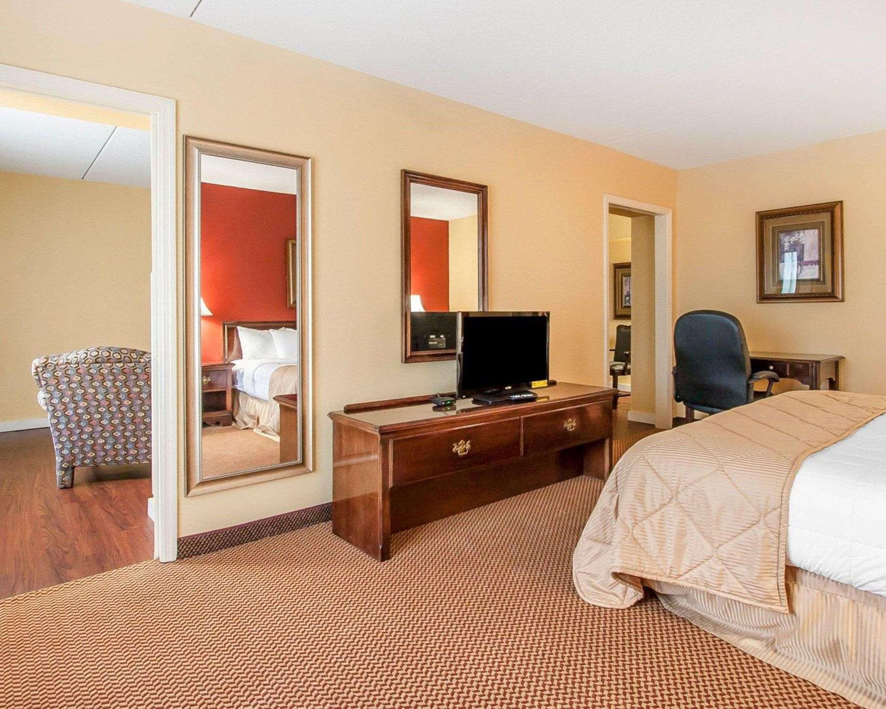 Clarion Inn & Suites University Center Auburn Bagian luar foto