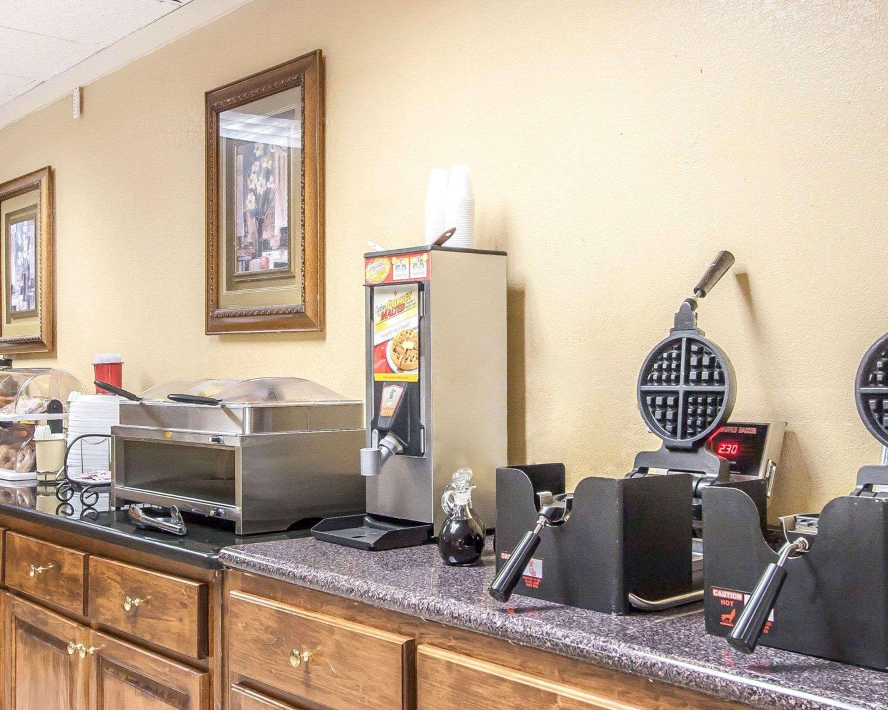 Clarion Inn & Suites University Center Auburn Bagian luar foto