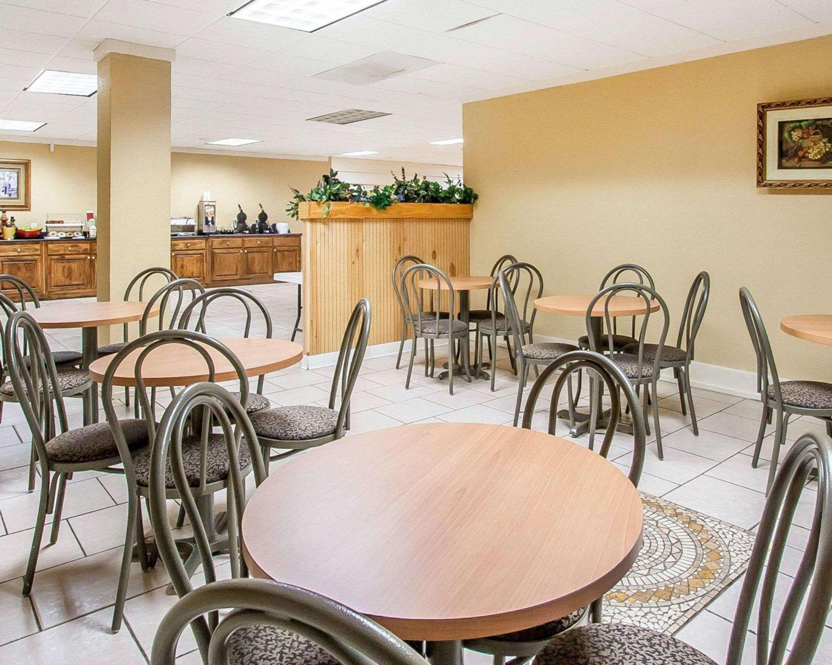 Clarion Inn & Suites University Center Auburn Bagian luar foto