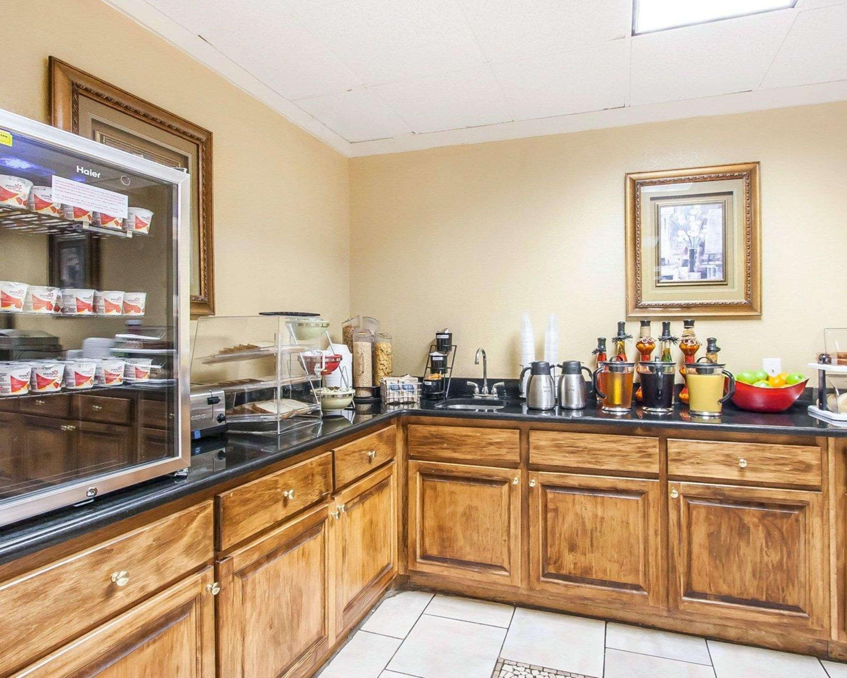 Clarion Inn & Suites University Center Auburn Bagian luar foto