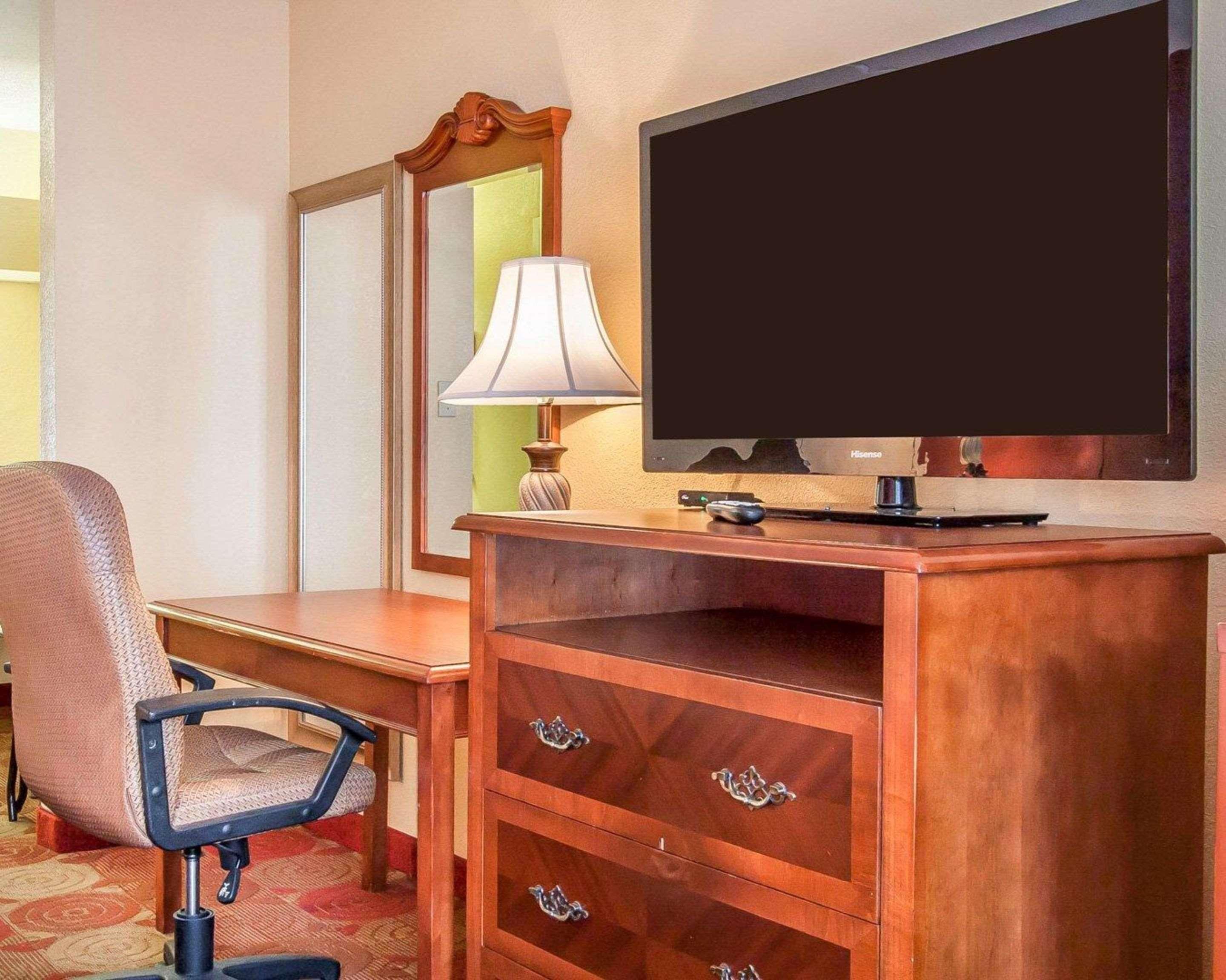 Clarion Inn & Suites University Center Auburn Bagian luar foto