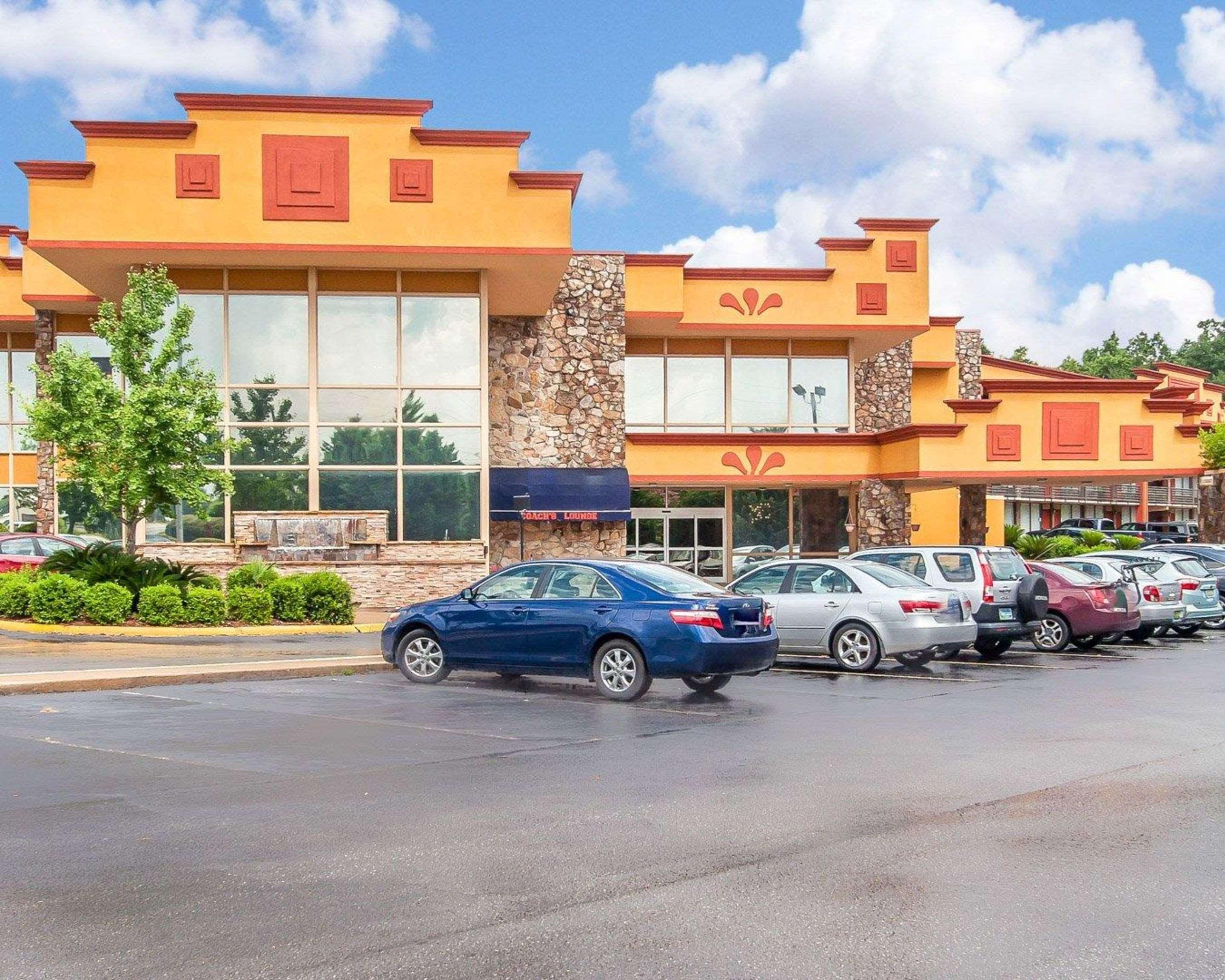 Clarion Inn & Suites University Center Auburn Bagian luar foto