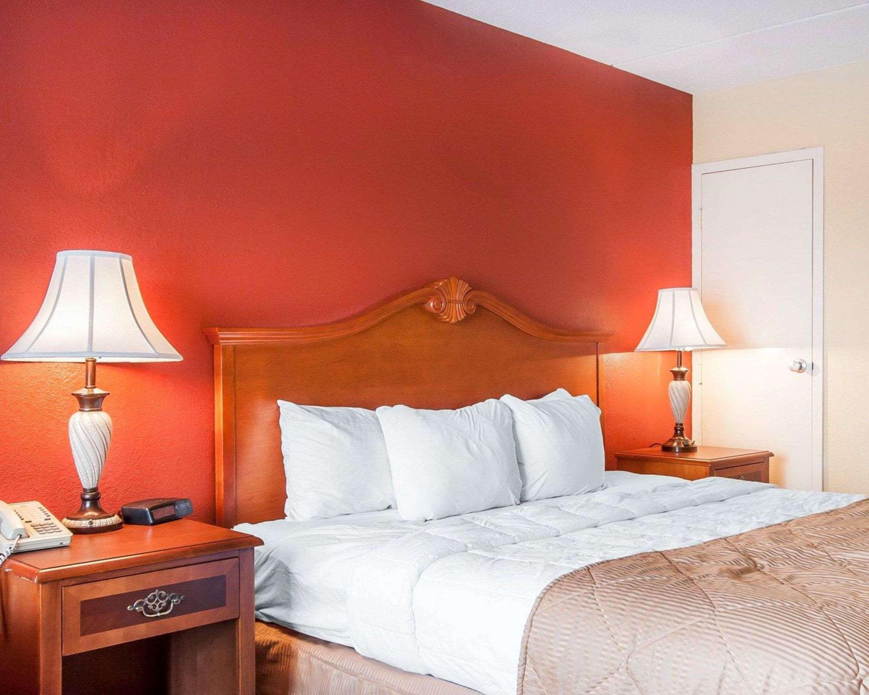Clarion Inn & Suites University Center Auburn Bagian luar foto