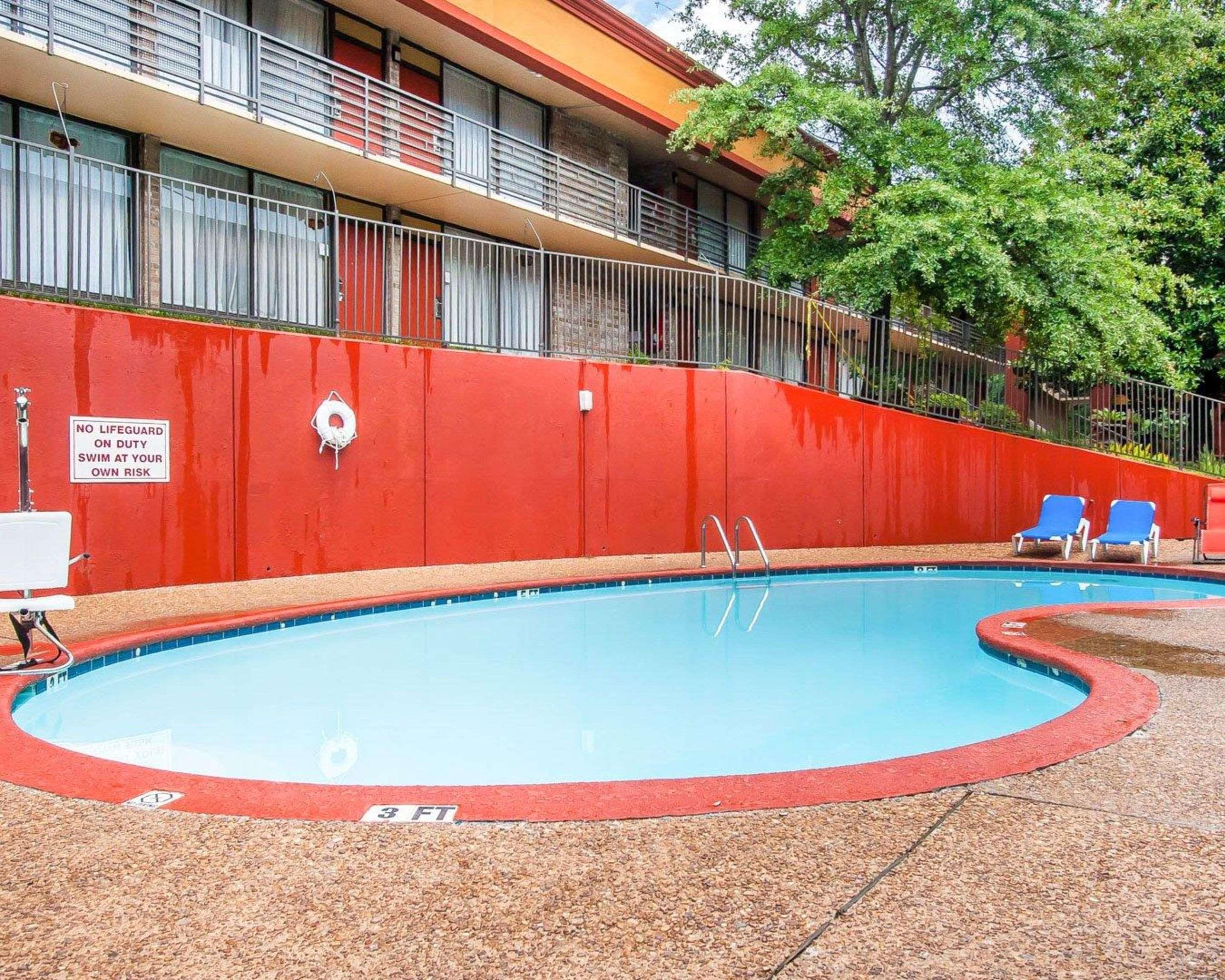 Clarion Inn & Suites University Center Auburn Bagian luar foto