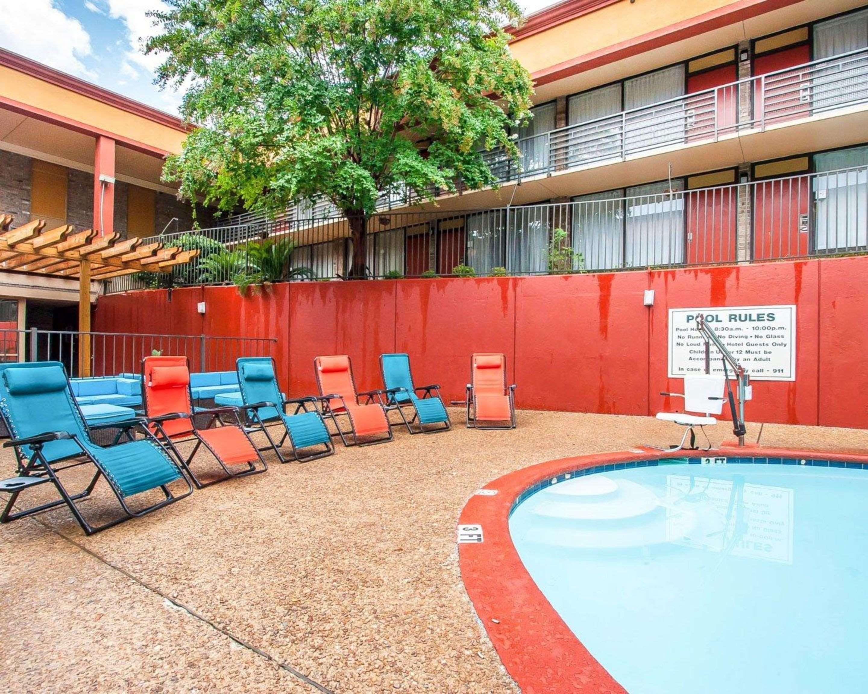 Clarion Inn & Suites University Center Auburn Bagian luar foto