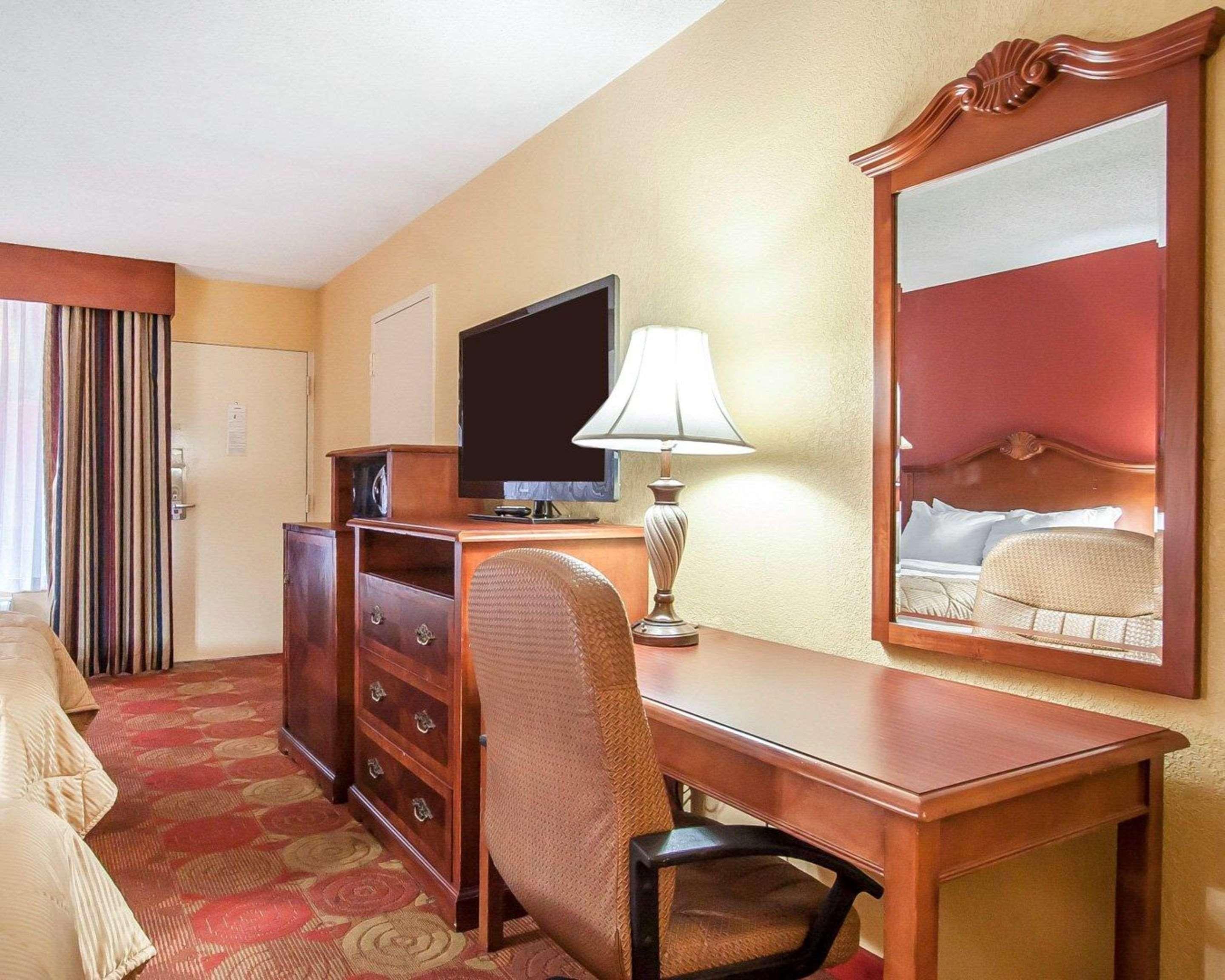 Clarion Inn & Suites University Center Auburn Bagian luar foto