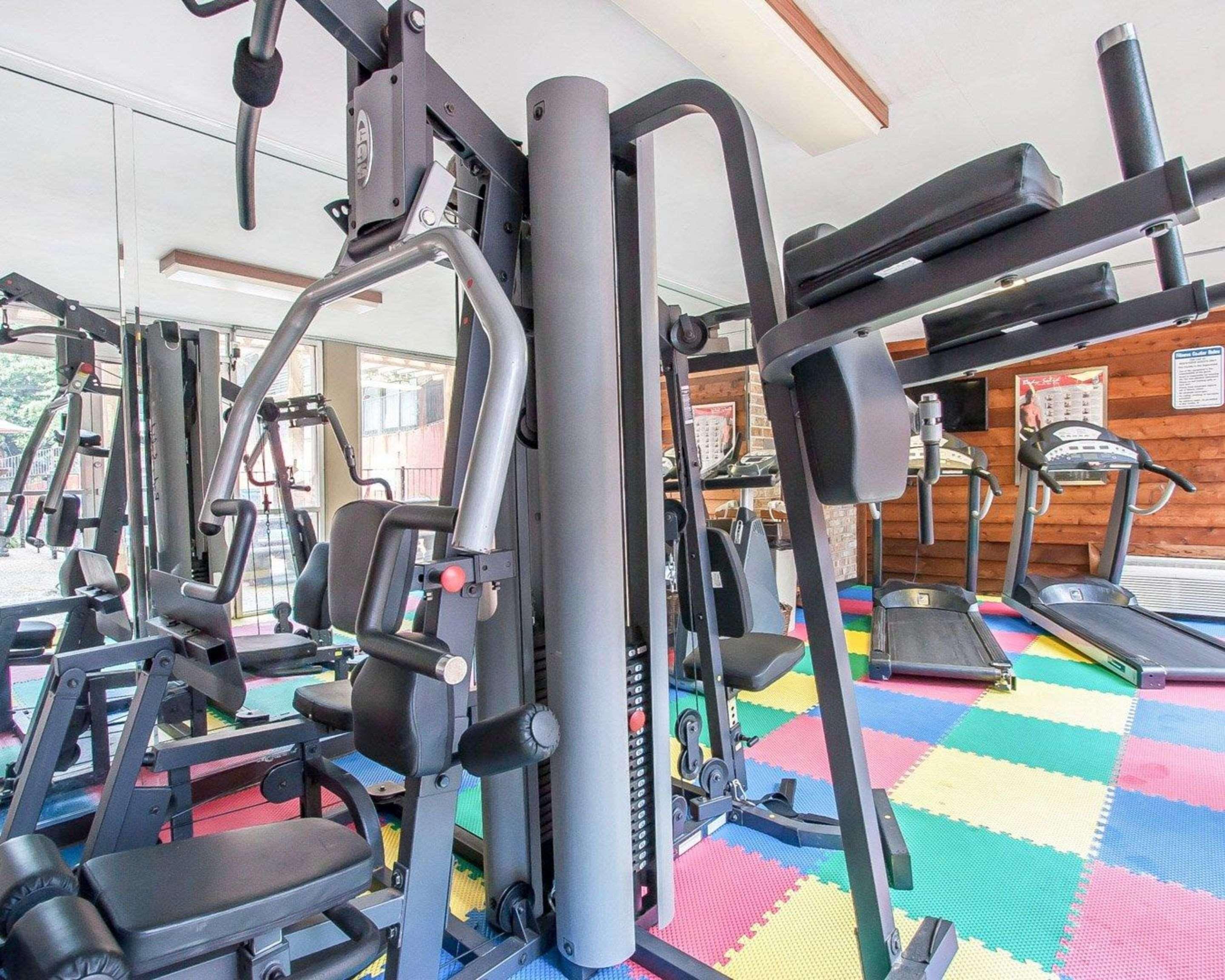 Clarion Inn & Suites University Center Auburn Bagian luar foto